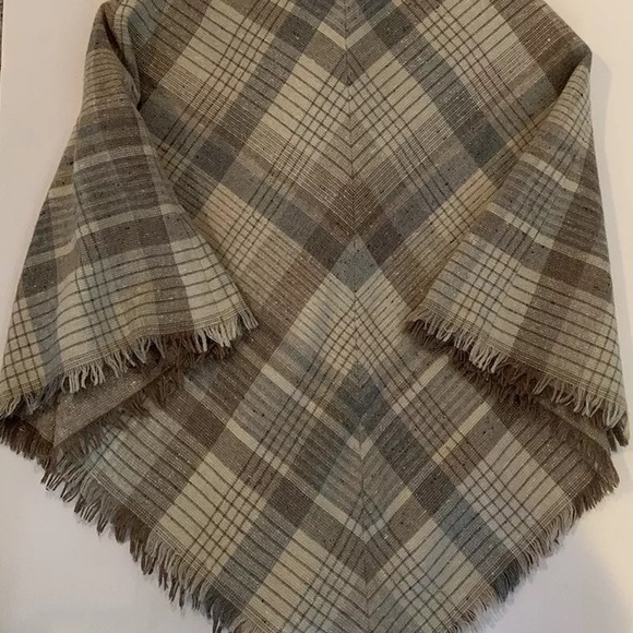 Boutique Women’s Reversible Fringe Pancho Cape One Size Fits All NWOT - Picture 4 of 10